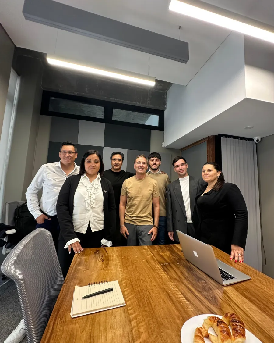 El equipo en la mesa larga